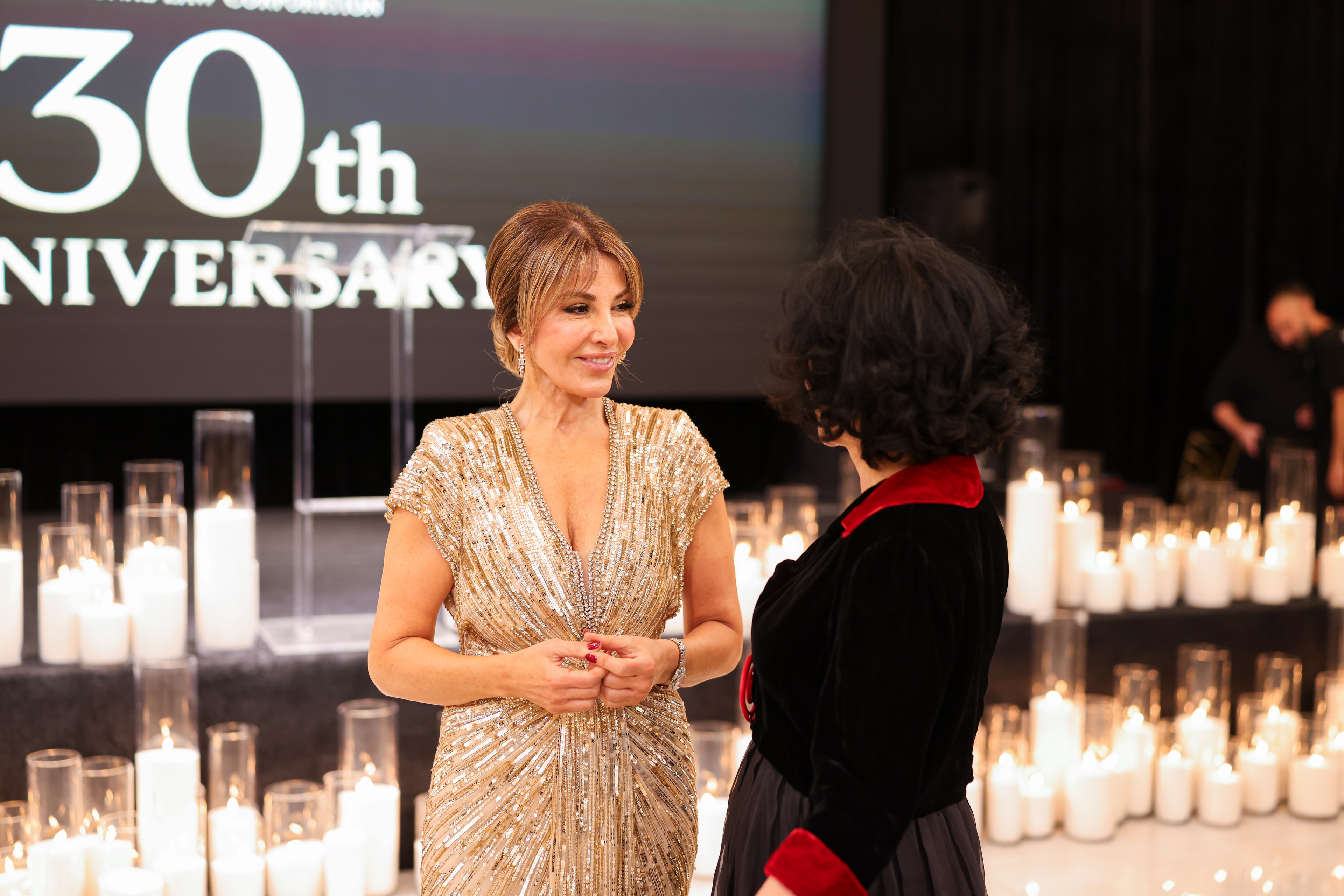 Maro Burunsuzyan conversando con su mentora durante la celebración del trigésimo aniversario